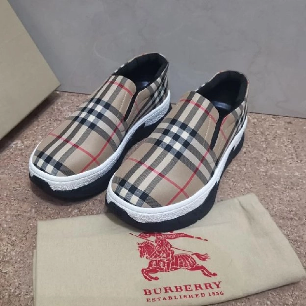 sepatu slip on pria burberry