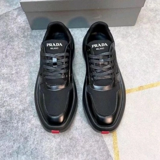 Sepatu sneakers pria prada