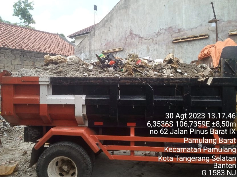 Tukang angkut puing sampah proyek