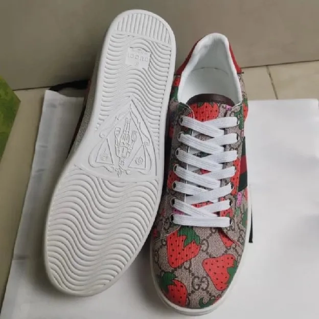 Sepatu sneakers pria strawberry gucci