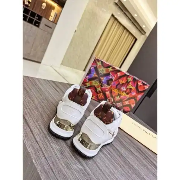 Sepatu sneakers wanita louis vuitton lv