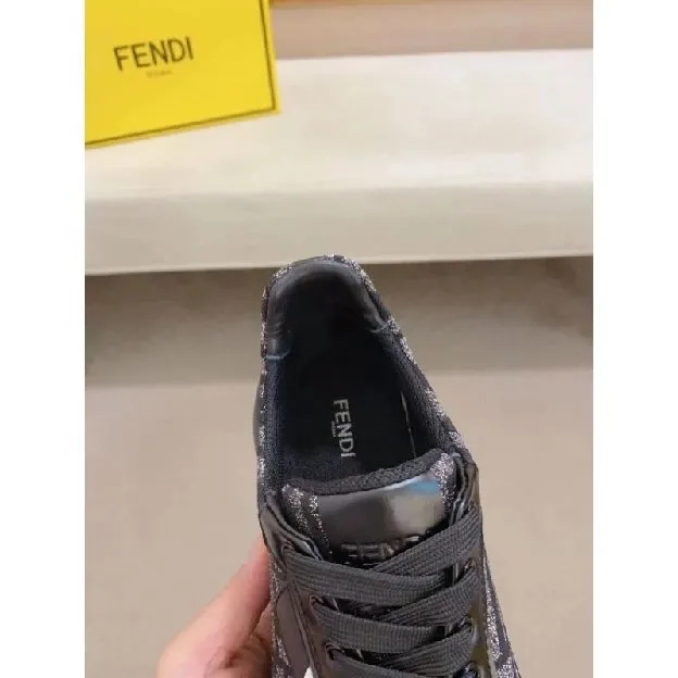 Sepatu sneakers pria fendi