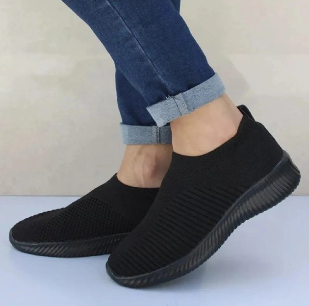 Sepatu sneakers untuk wanita. Nyaman di pakai untuk sehari hari