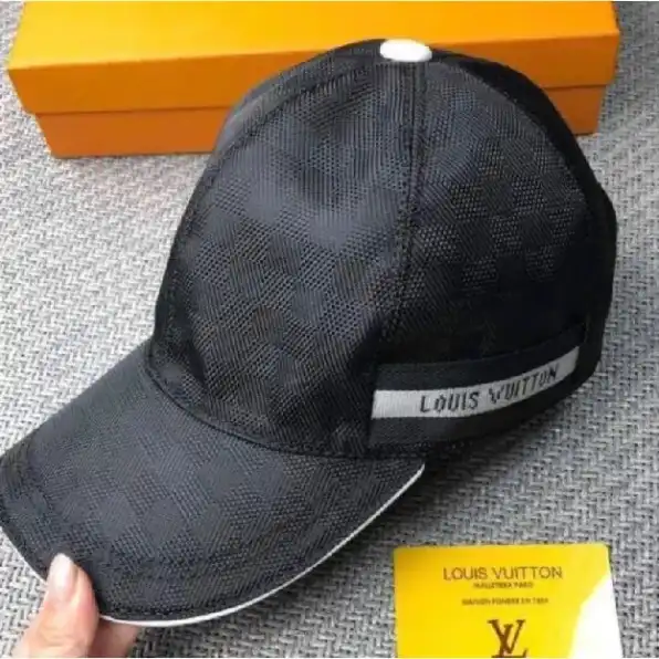 Topi pria louis vuitton lv