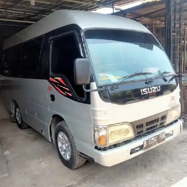 isuzu elf short  mt 2013