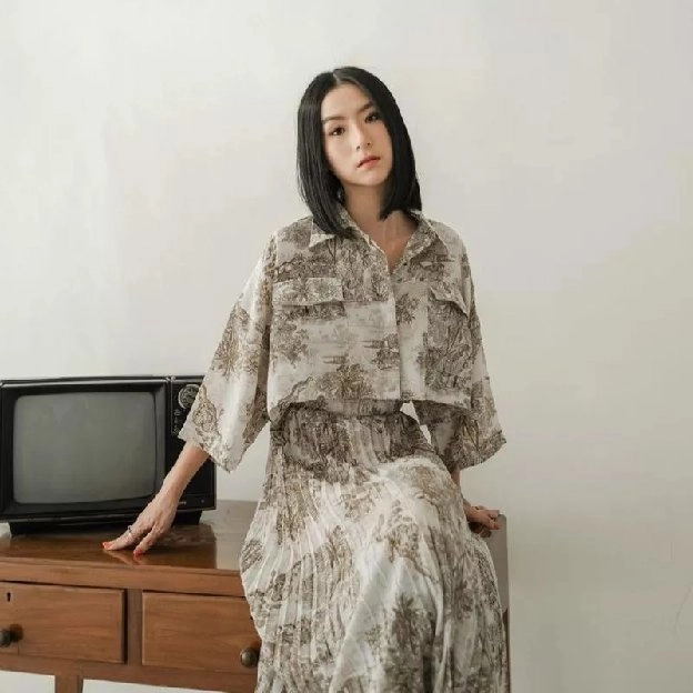 ONE SET WANITA NATURE KOREAN VINTAGE KEMEJA CROP & ROK MIDI PLISKET 