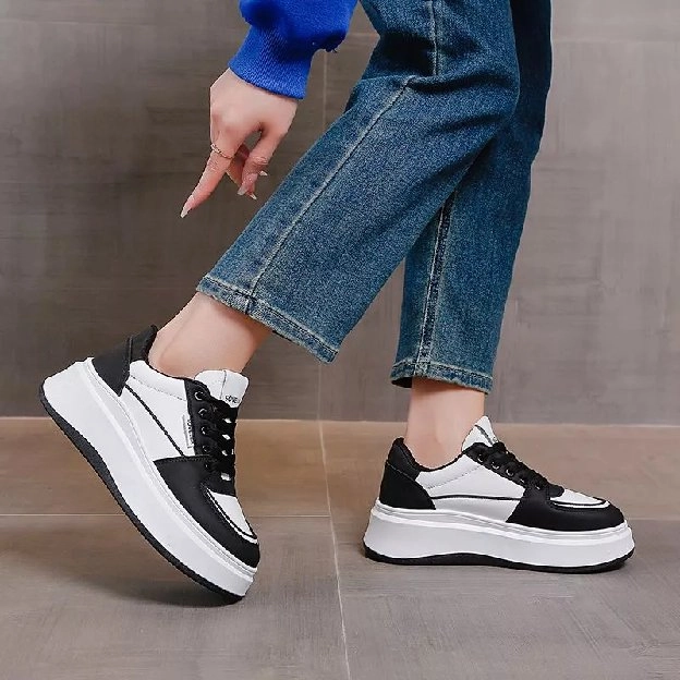 Sepatu Wanita Sneakers Hitam Putih 