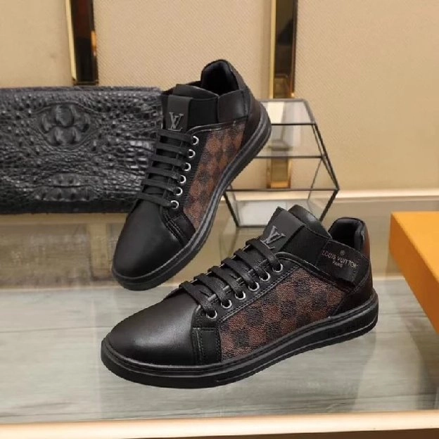 Sepatu sneakers pria louis vuitton lv