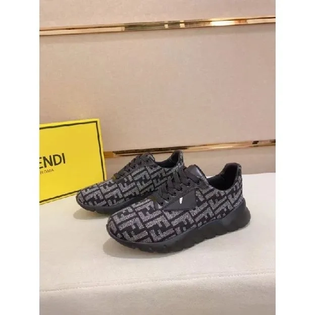 Sepatu sneakers pria fendi