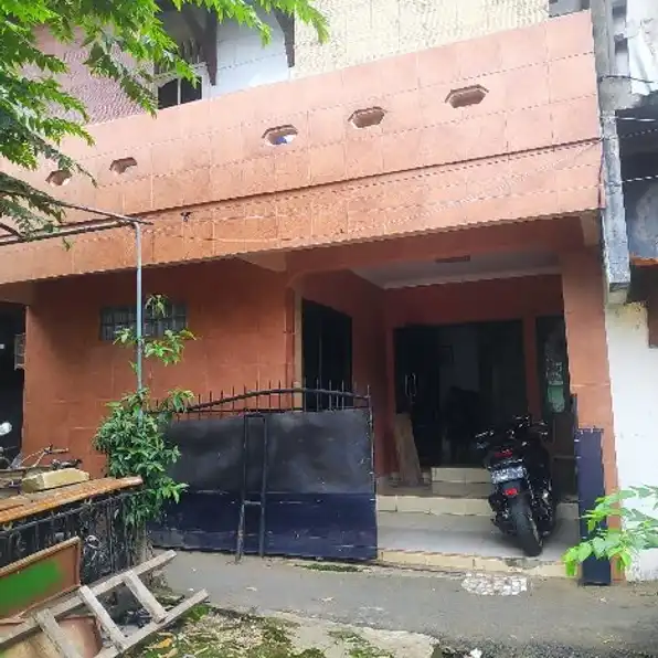 di jual rumah 2 lantai 