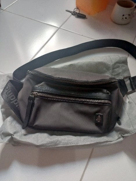 tas slempang hush puppies