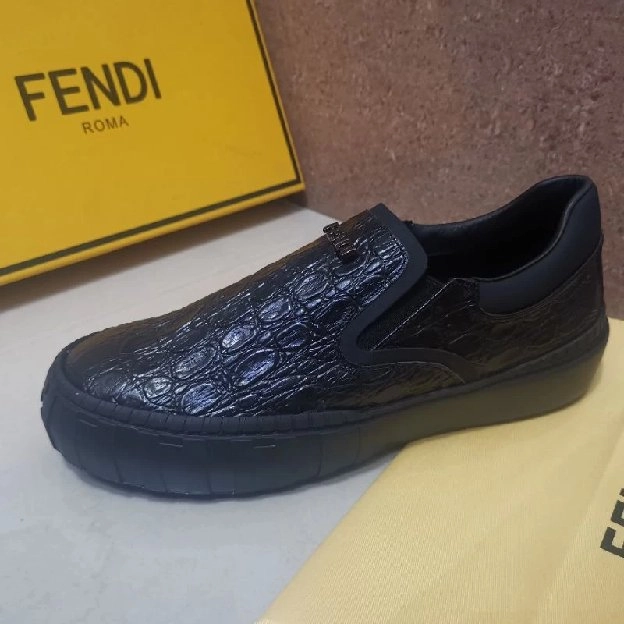 sepatu slip on fendi