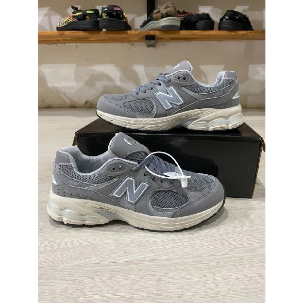 sepatu sneakers new balance 2002R