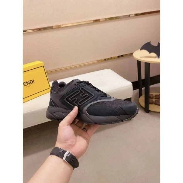 sepatu sneakers pria fendi