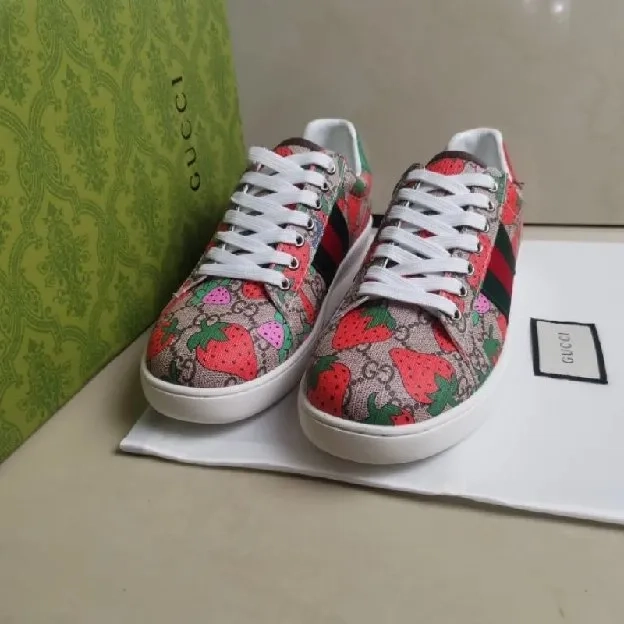 Sepatu sneakers pria strawberry gucci