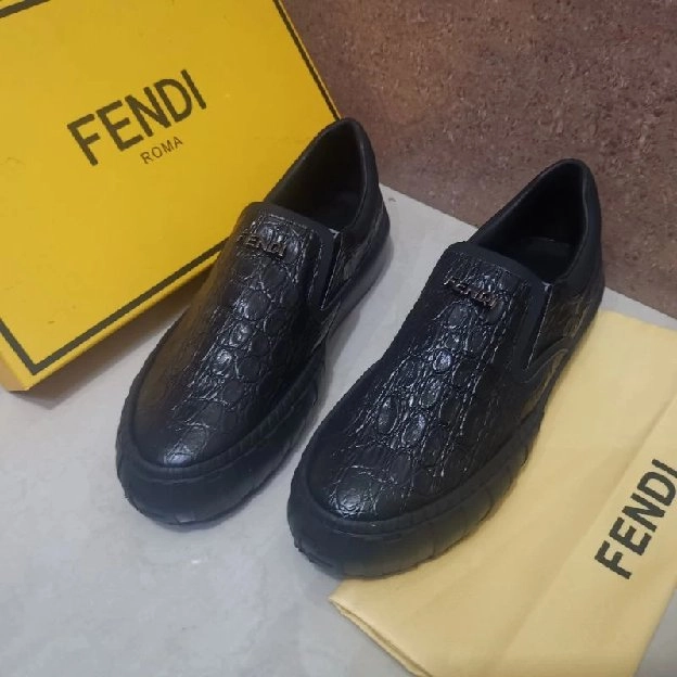 sepatu slip on fendi