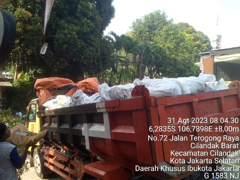 Tukang angkut puing sampah proyek