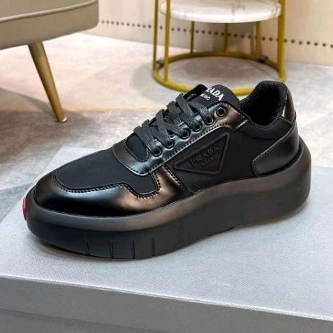 Sepatu sneakers pria prada