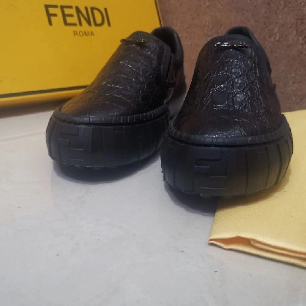 sepatu slip on fendi