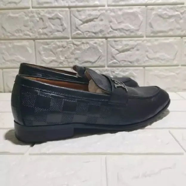 Sepatu pantofel formal louis vuitton lv emboss pria