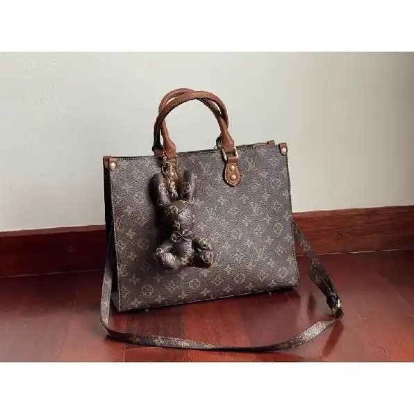 tas tote louis vuitton lv set gantungan boneka