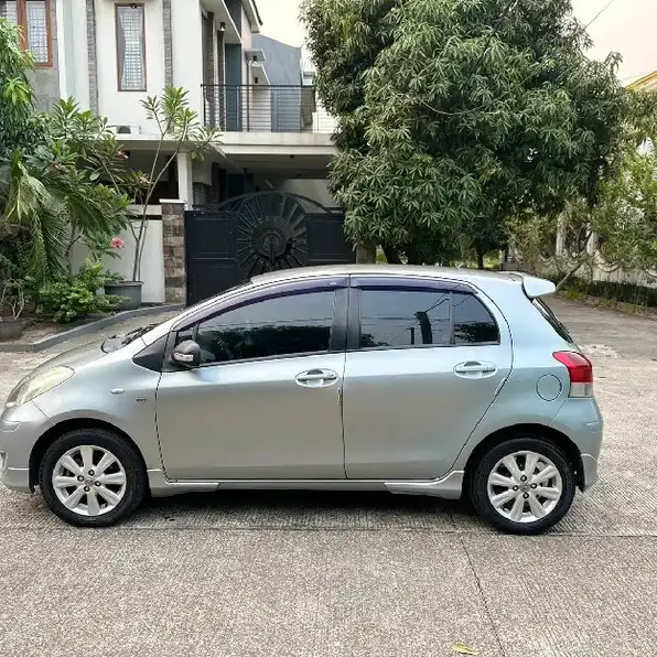 toyota yaris e at 2010 tdp 10 juta saja