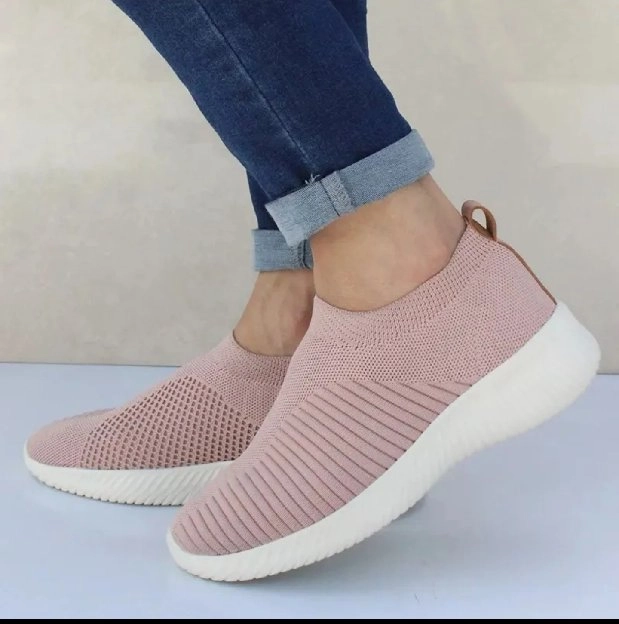 Sepatu sneakers untuk wanita. Nyaman di pakai untuk sehari hari