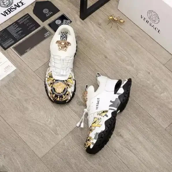 Sepatu sneakers pria versace