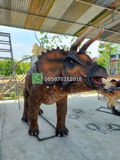 Patung Triceratops Besar