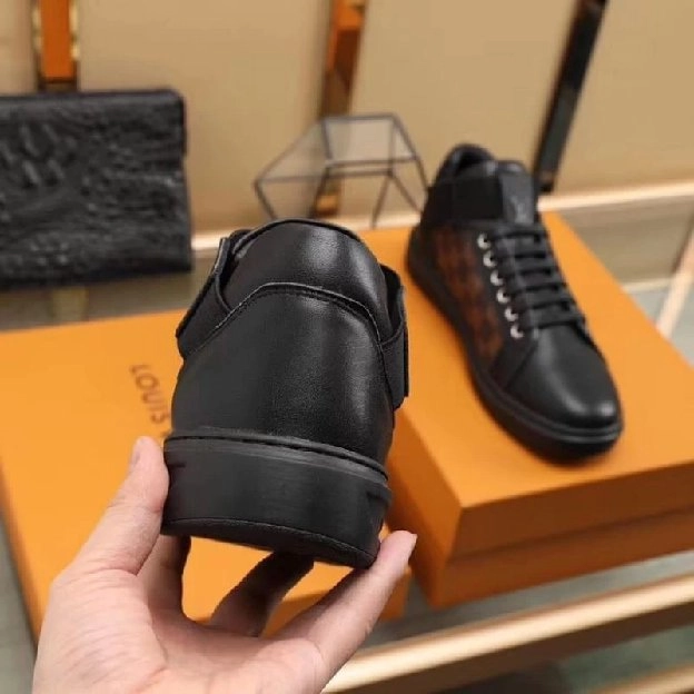 Sepatu sneakers pria louis vuitton lv