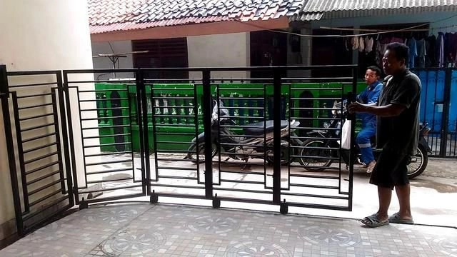 menerima pesanan pembuatan pintu minimalis gerbang rolling door harga permeter