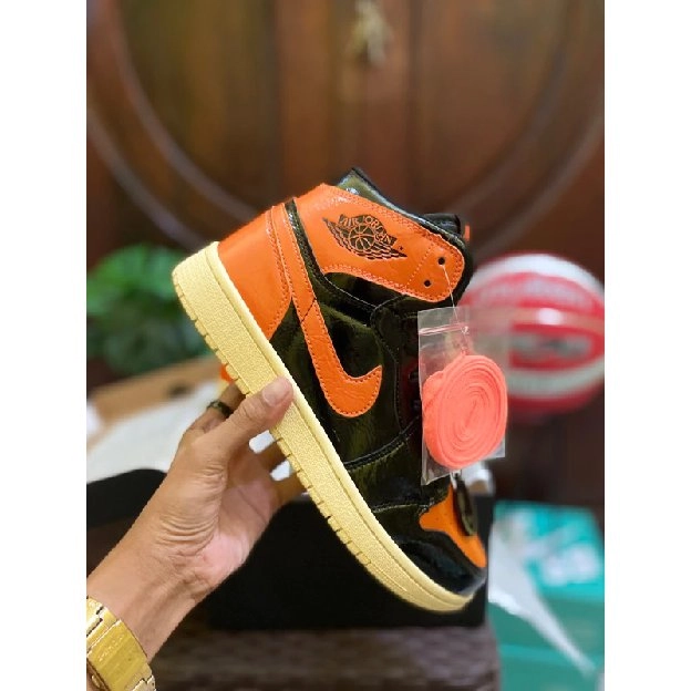 Sepatu sneakers basker Jordan 1 Shatered Backboard 3.0 High