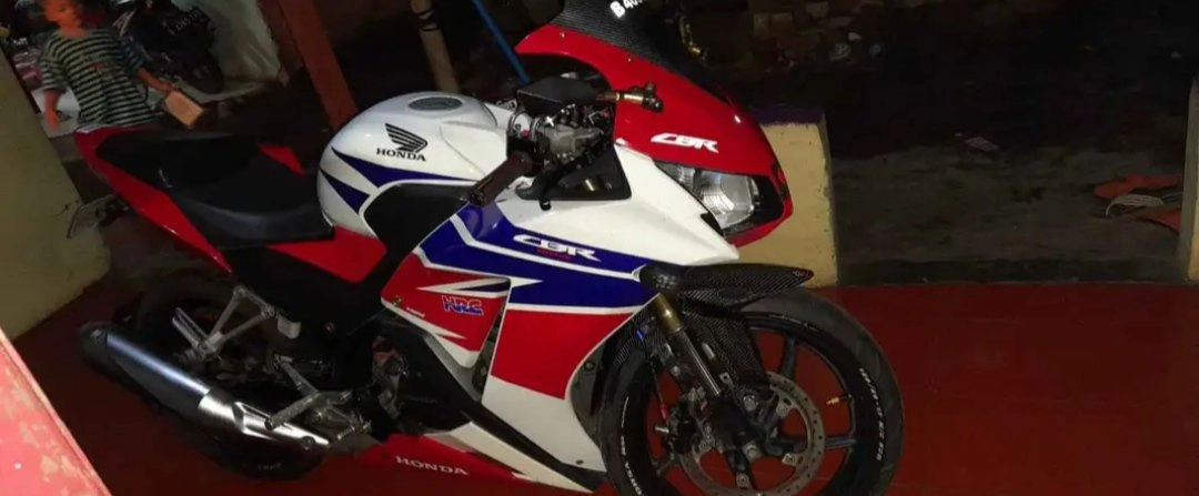 HONDA CBR150R TAHUN 2015