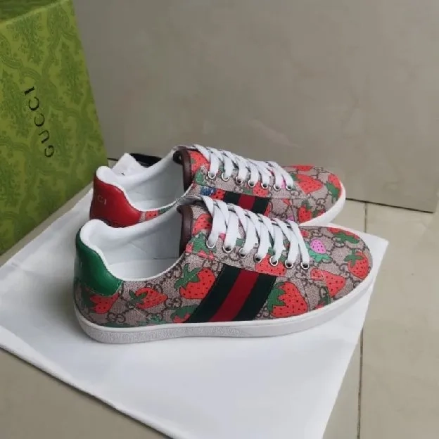 Sepatu sneakers pria strawberry gucci