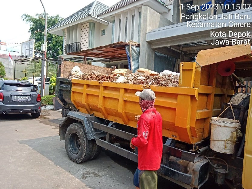 Tukang angkut puing sampah proyek