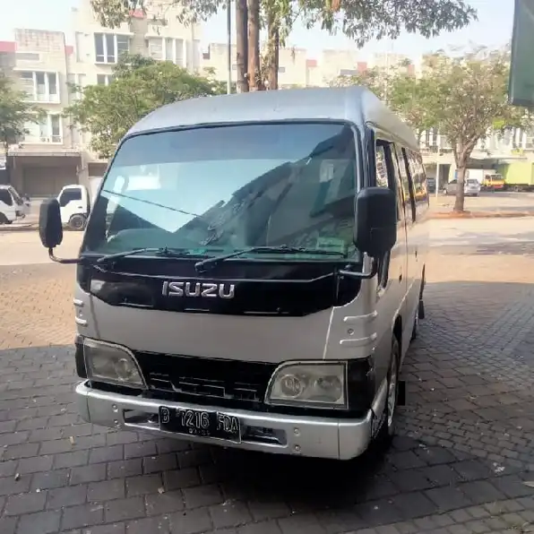 isuzu elf short  mt 2013