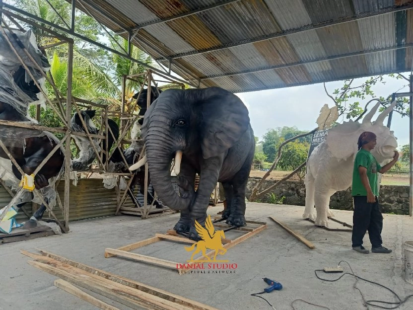 Pengrajin Patung Gajah