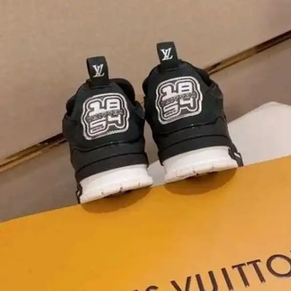 sepatu pria sneakers lv louis vuitton