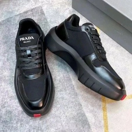 Sepatu sneakers pria prada