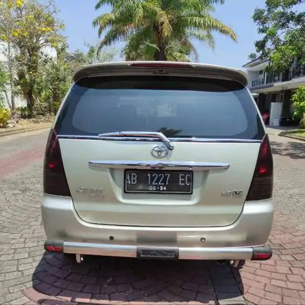 Toyota Kijang Innova 2.0 V Bensin-Mt 2005