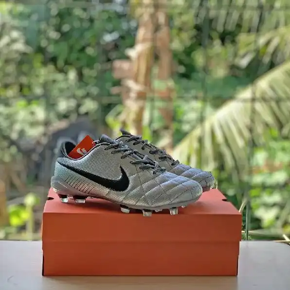 Sepatu bola nike tiempo legend