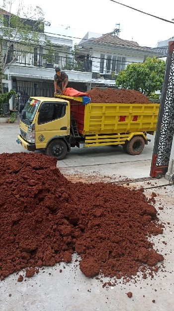 tanah merah media taman dan urukan