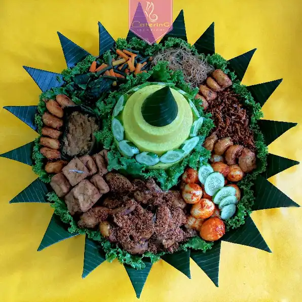 Tumpeng Besar Nasi Kuning Ayam Serundeng Komplit