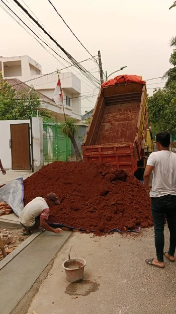 Tukang angkut puing sampah proyek