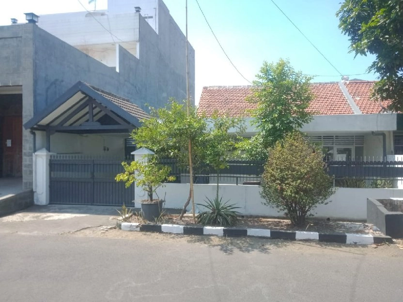 DIJUAL RUMAH SIAP HUNI DI LOKASI STRATEGIS SURABAYA.. SEWA JUGA BISA