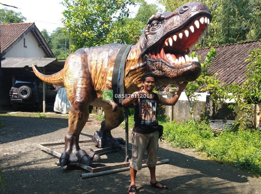 Patung Dinosaurus Besar