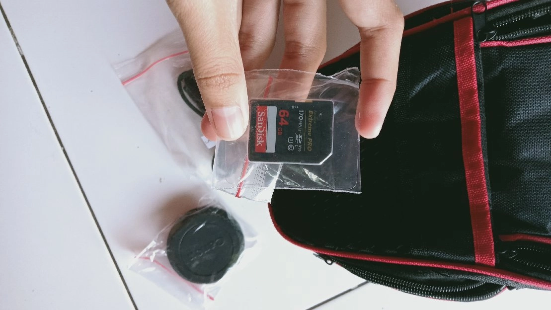 Tas Kamera dan Kartu SD Sandisk 64gb