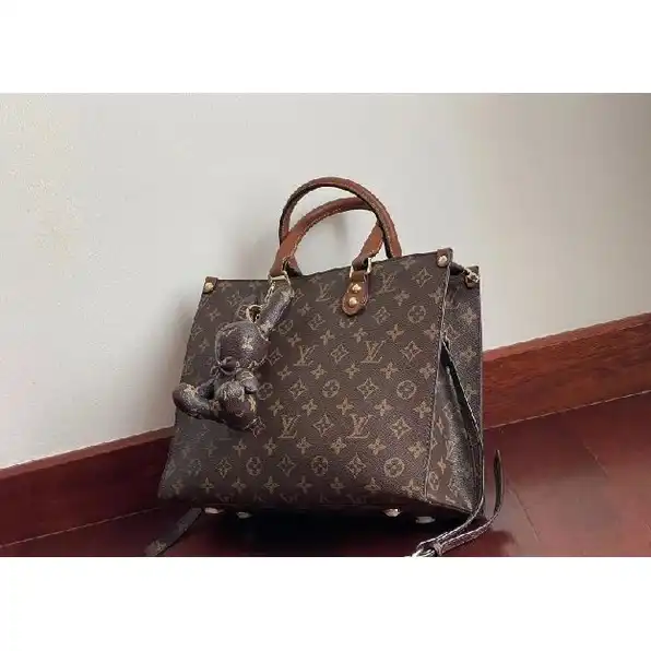 tas tote louis vuitton lv set gantungan boneka