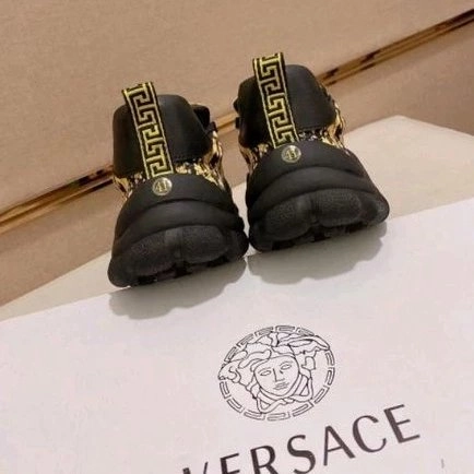 sepatu sneakers pria versace