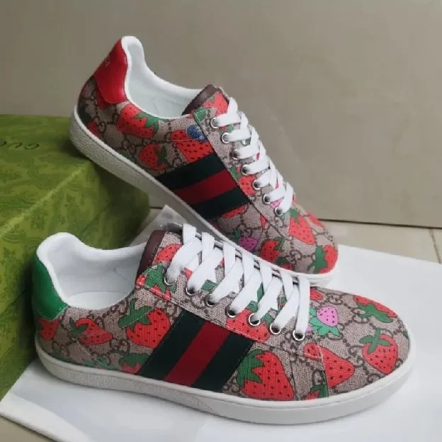 Sepatu sneakers pria strawberry gucci